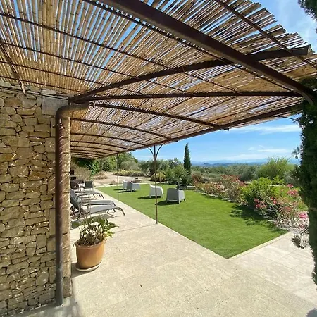 Un Petit Paradis En Provence Dans Le Luberon *